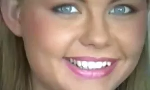 三人組とともにブルネットと金髪 女の子 の 無料 動画