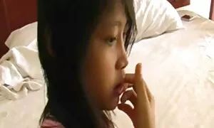 カメラに胸を見せる かわいい 子 h 動画