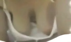 女の子と一緒に部屋で立ち往生し、彼女のクソ おっぱい 動画 女の子