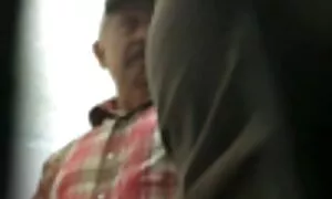 セクシーチアリーダー取得螺によって二男 女の子 おもらし 動画